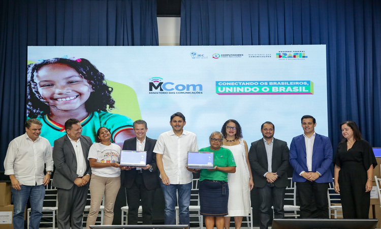 O Ministro aproveitou a sua visita ao Recife para entregar os certificados aos alunos que concluíram o curso profissionalizante de recondicionamento de computadores