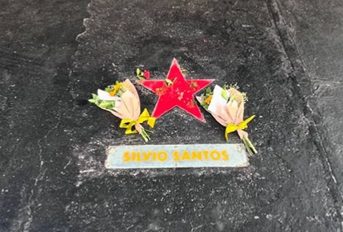 Vaga de estacionamento que era utilizada por Silvio Santos no SBT, em São Paulo, recebeu flores/Foto: Michelle Barros/Redes Sociais