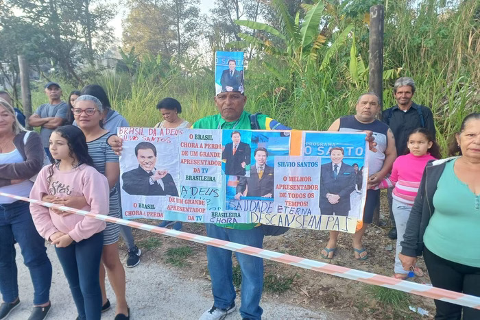 Cerca de 100 fãs se reuniram na frente do cemitério em que Silvio Santos foi sepultado/Foto: Leonardo Amaro/Metrópoles Cerca de 100 fãs se reuniram na frente do cemitério em que Silvio Santos foi sepultado/Foto: Leonardo Amaro/Metrópoles