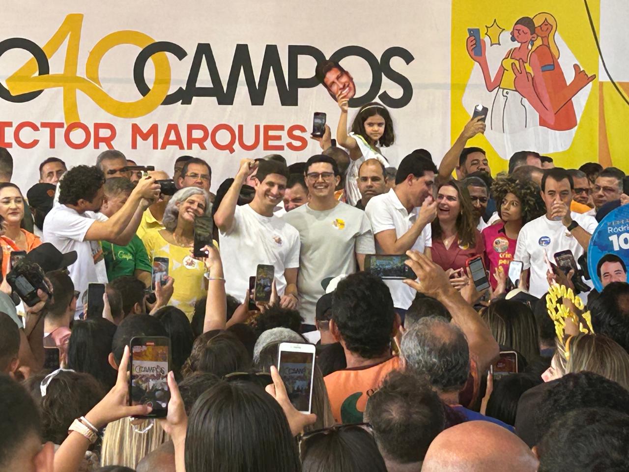Entre as lideranças presentes na inauguração do comitê do PSB estavam o ministro Silvio Costa Filho, o presidente Republicanos, Samuel Andrade, a ex-deputada Marília Arraes (SD), os deputados federais Pedro Campos (PSB), Lucas Ramos (PSB) e Maria Arraes (SD) e o superintendente da Sudene, Danilo Cabral, além de candidatos a vereador/Foto: Ricardo Dantas Barreto Entre as lideranças presentes na inauguração do comitê do PSB estavam o ministro Silvio Costa Filho, o presidente Republicanos, Samuel Andrade, a ex-deputada Marília Arraes (SD), os deputados federais Pedro Campos (PSB), Lucas Ramos (PSB) e Maria Arraes (SD) e o superintendente da Sudene, Danilo Cabral, além de candidatos a vereador/Foto: Ricardo Dantas Barreto