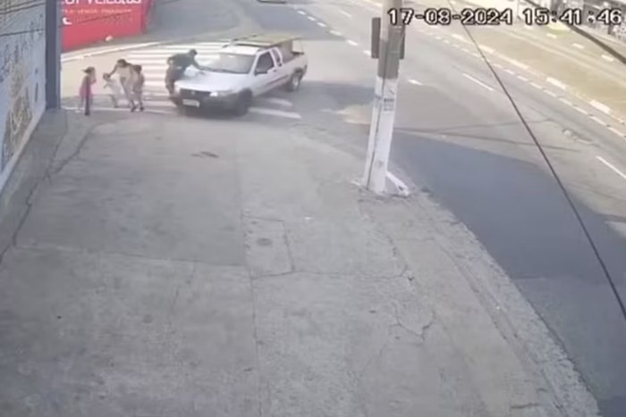 Câmeras de segurança registraram o momento em que o casal, de 35 e 34 anos, atravessava a avenida na faixa de pedestre com os três filhos pequenos quando o condutor do veículo os atingiu/Foto: Reprodução/Câmera de segurança. Câmeras de segurança registraram o momento em que o casal, de 35 e 34 anos, atravessava a avenida na faixa de pedestre com os três filhos pequenos quando o condutor do veículo os atingiu/Foto: Reprodução/Câmera de segurança.