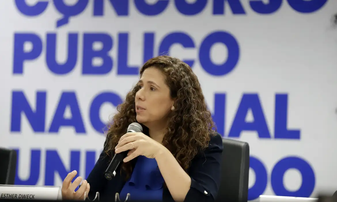 Ministra Esther Dweck em coletiva após a realização do CNU