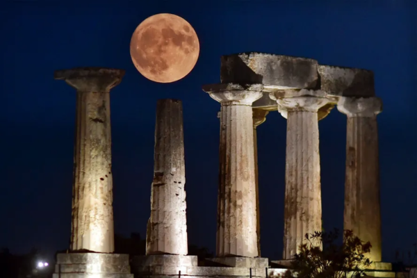 Superlua azul parece parece maior e mais brilhante/Crédito: Valerie Gauche / AFP Superlua azul parece parece maior e mais brilhante/Crédito: Valerie Gauche / AFP