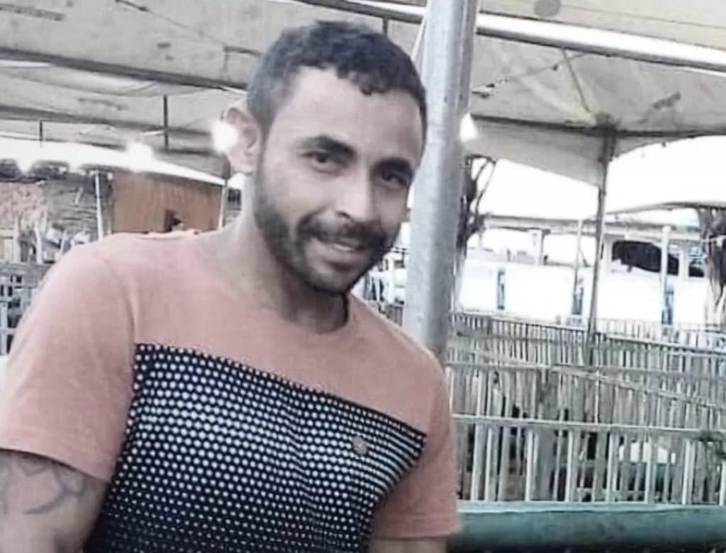 José Ailton entrou em casa e trancou a porta, mas os criminosos arrombaram a fechadura e o mataram com golpes de faca e foice/Foto: Reprodução/Redes Sociais José Ailton entrou em casa e trancou a porta, mas os criminosos arrombaram a fechadura e o mataram com golpes de faca e foice/Foto: Reprodução/Redes Sociais