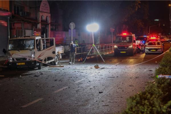 Pessoal de seguran&ccedil;a e emerg&ecirc;ncia israelense isola o local de uma explos&atilde;o em Tel Aviv em 18 de agosto de 2024/Cr&eacute;dito: JACK GUEZ / AFP