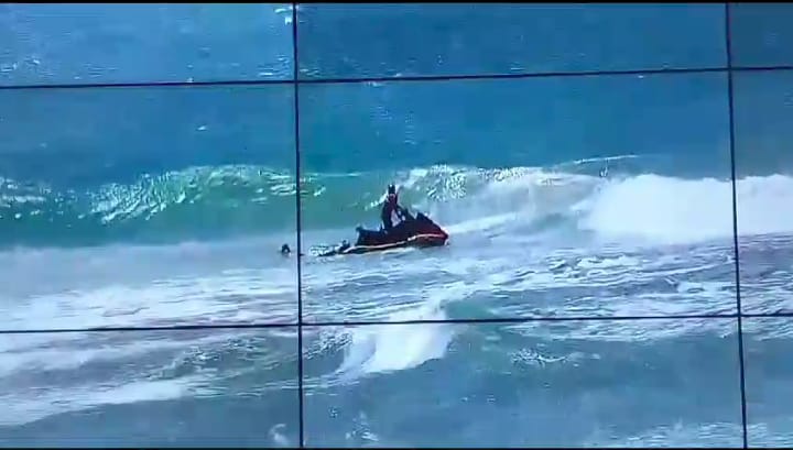 Um vídeo que circula nas redes sociais mostra o momento em que os socorristas fazem o resgate dos dois turistas em alto mar/Foto: Reprodução/Redes Sociais