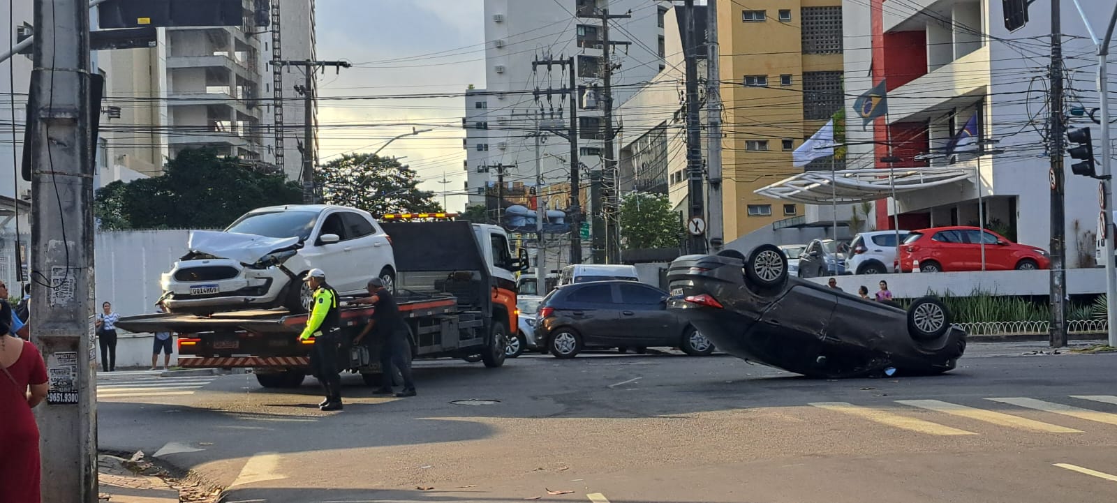 Agentes da Companhia de Trânsito e Transporte Urbano (CTTU) estão no local para orientar os outros motoristas/Foto: Reprodução/Whatsapp Agentes da Companhia de Trânsito e Transporte Urbano (CTTU) estão no local para orientar os outros motoristas/Foto: Reprodução/Whatsapp