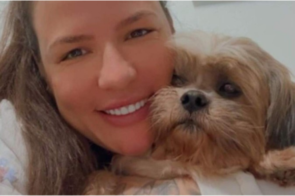 A médica veterinária Aline München (foto), da clínica My Clinic Saude Animal, foi nomeada cuidadora do cachorro até a conclusão do processo/Crédito: Reprodução/Instagram/@myclinic_saudeanimal A médica veterinária Aline München (foto), da clínica My Clinic Saude Animal, foi nomeada cuidadora do cachorro até a conclusão do processo/Crédito: Reprodução/Instagram/@myclinic_saudeanimal