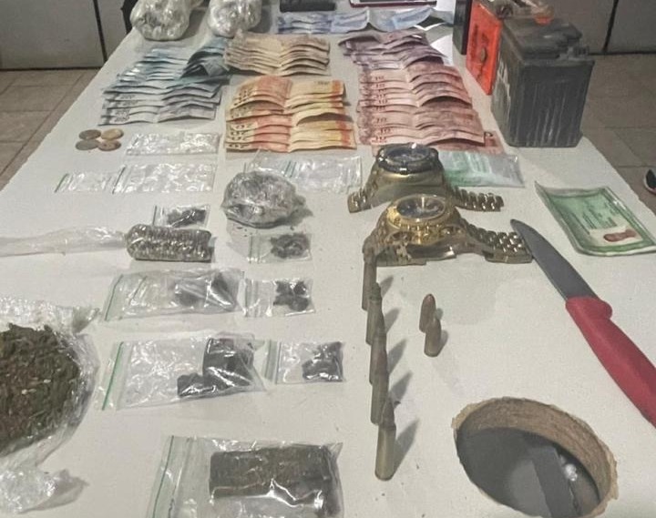 Os policiais viram no local uma carcaça, dois tanques de combustível, cano de escape e diversas outras peças de motocicletas desmontadas/Foto: Reprodução/PMPE Os policiais viram no local uma carcaça, dois tanques de combustível, cano de escape e diversas outras peças de motocicletas desmontadas/Foto: Reprodução/PMPE
