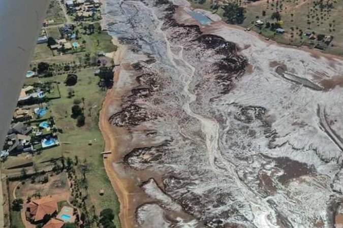 O rompimento da barragem fez com que a água invadisse casas e parte da rodovia BR-163, que foi interditada na altura do km 500/foto: Reprodução/Redes sociais O rompimento da barragem fez com que a água invadisse casas e parte da rodovia BR-163, que foi interditada na altura do km 500/foto: Reprodução/Redes sociais