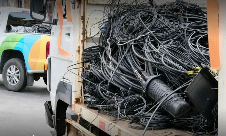 As equipes da distribuidora estão trabalhando 24 horas por dia para eliminar os cabos e equipamentos de telecomunicações que não estão dentro dos padrões de segurança/Foto: Divulgação/Neoenergia As equipes da distribuidora estão trabalhando 24 horas por dia para eliminar os cabos e equipamentos de telecomunicações que não estão dentro dos padrões de segurança/Foto: Divulgação/Neoenergia