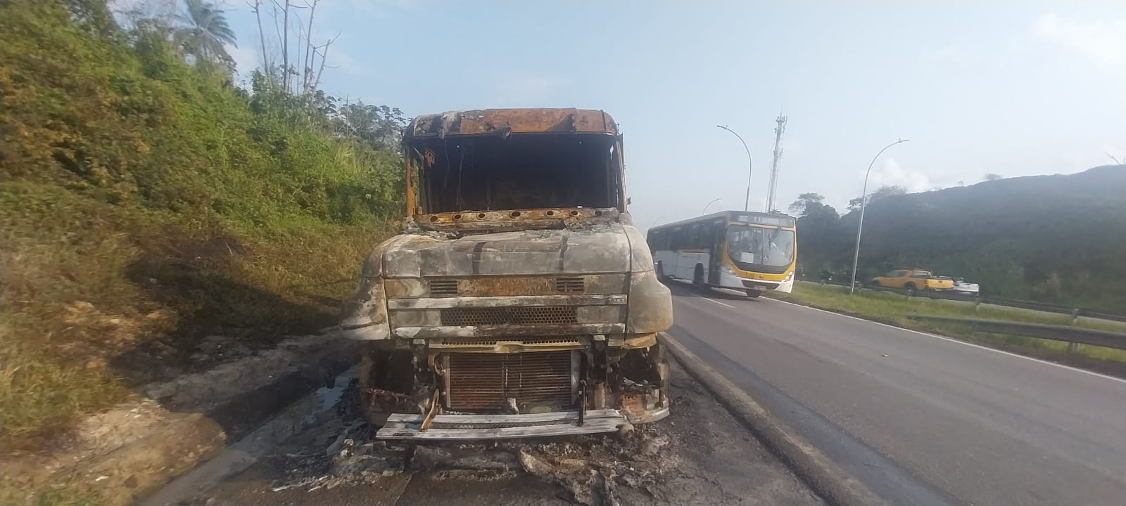 Além disso, o Corpo de Bombeiros  foi chamado por volta das 7h15 e controlou as chamas, que atingiram principalmente a parte da frente do caminhão/Foto: Reprodução/PEF