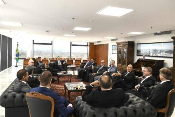 A reunião no gabinete de Barroso: entre os presentes, ministros do STF e os presidentes da Câmara, Arthur Lira, e do Senado, Rodrigo Pacheco/Crédito: Henrique Raynal/CC A reunião no gabinete de Barroso: entre os presentes, ministros do STF e os presidentes da Câmara, Arthur Lira, e do Senado, Rodrigo Pacheco/Crédito: Henrique Raynal/CC