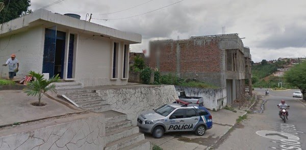 O pai ficou custodiado na unidade de saúde e foi levado para a Delegacia de São Vicente Férrer quando recebeu alta/Foto: Reprodução/Google Street View O pai ficou custodiado na unidade de saúde e foi levado para a Delegacia de São Vicente Férrer quando recebeu alta/Foto: Reprodução/Google Street View