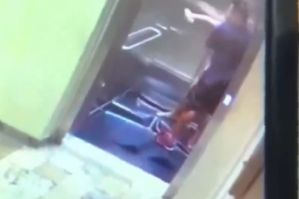 Momento em que Cueva bate na sua ex-esposa no elevador/Crédito: Reprodução Momento em que Cueva bate na sua ex-esposa no elevador/Crédito: Reprodução