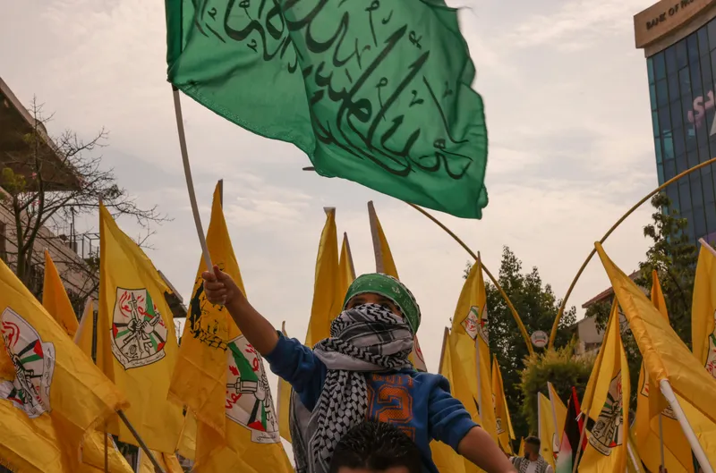 Criança com a bandeira do Hamas em meio a outras do Fatah/Foto: HAZEM BADER / AFP Criança com a bandeira do Hamas em meio a outras do Fatah/Foto: HAZEM BADER / AFP