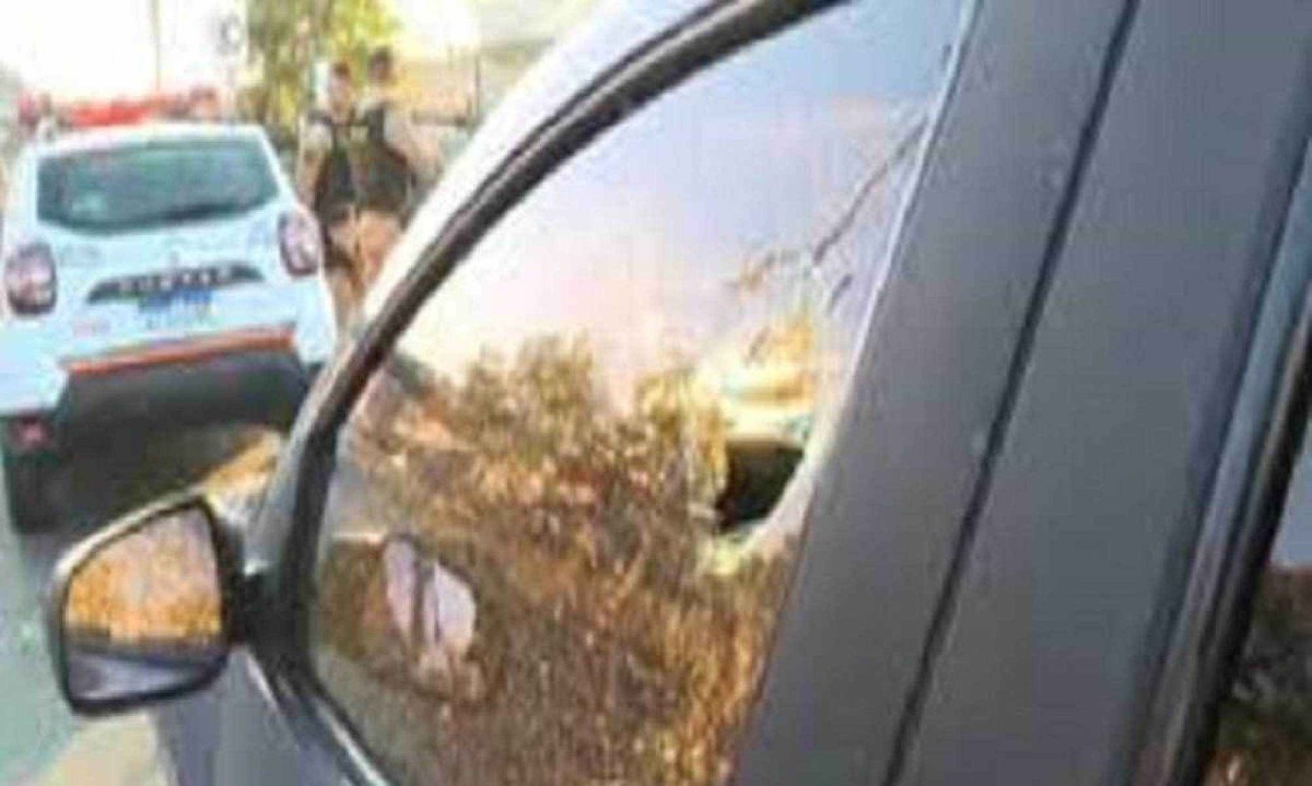 Tiro entrou pela janela do motorista, que estava fechada/foto: Reprodução/Redes sociais Tiro entrou pela janela do motorista, que estava fechada/foto: Reprodução/Redes sociais
