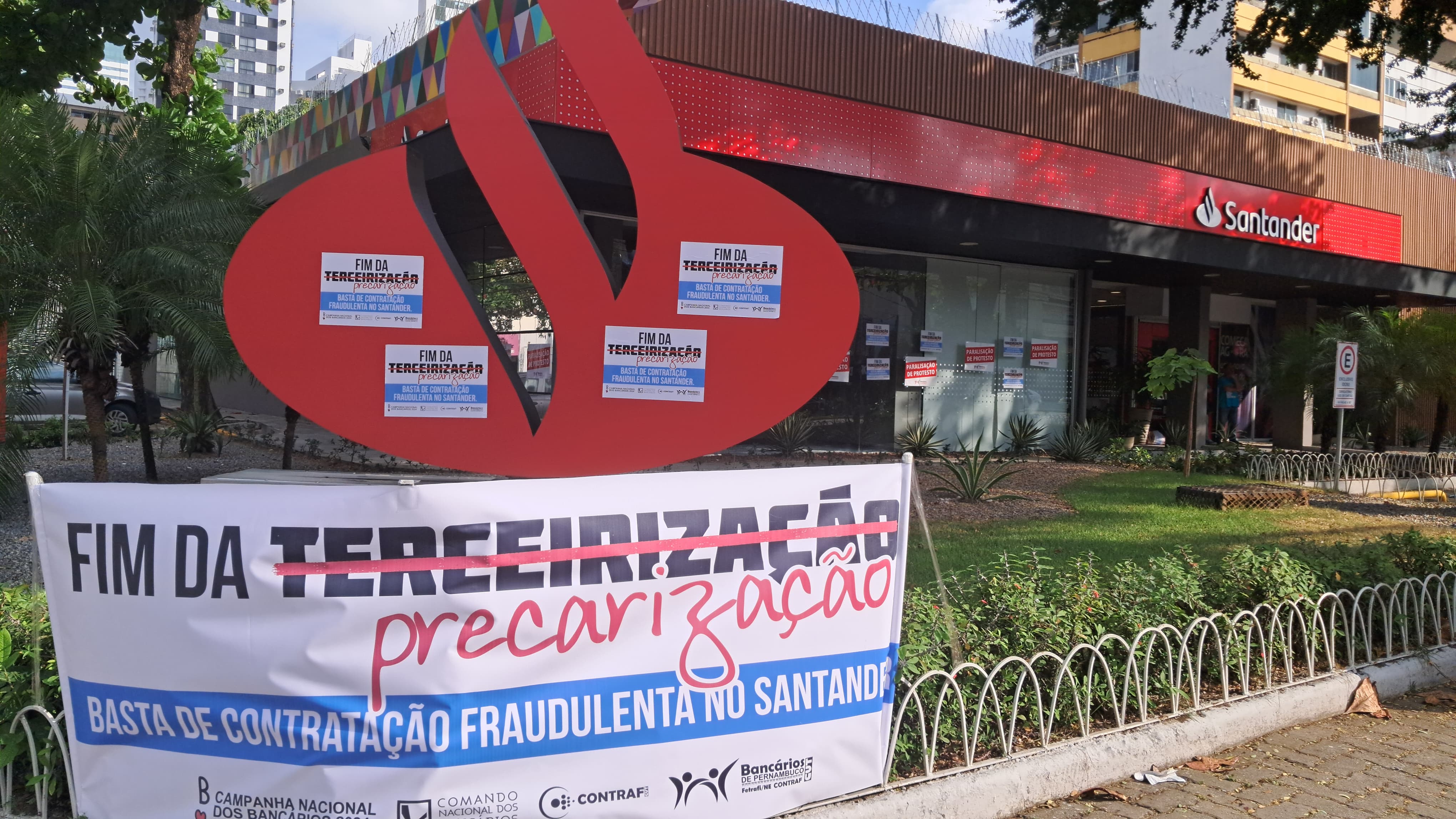 Ato dos bancários contece em agências do Recife/Foto: Divulgação Ato dos bancários contece em agências do Recife/Foto: Divulgação