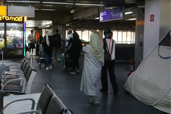 Parte do grupo de refugiados afegãos com visto humanitário que está acampado no Aeroporto Internacional de Guarulhos/Crédito: Rovena Rosa / Agência Brasil Parte do grupo de refugiados afegãos com visto humanitário que está acampado no Aeroporto Internacional de Guarulhos/Crédito: Rovena Rosa / Agência Brasil