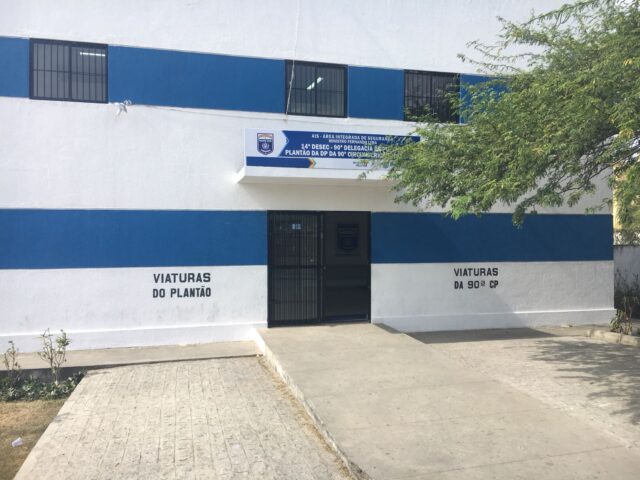 . Os policiais apresentaram na sede da Diretoria Integrada do Interior (Dinter 1) da Polícia Civil em Caruaru: um revólver calibre 32, seis munições, sendo três intactas e três deflagradas, 140 gramas de maconha distribuídos em dois pequenos tabletes e duas porções em conserva, a quantia de R$ 23,50 e um canivete/Foto: Reprodução . Os policiais apresentaram na sede da Diretoria Integrada do Interior (Dinter 1) da Polícia Civil em Caruaru: um revólver calibre 32, seis munições, sendo três intactas e três deflagradas, 140 gramas de maconha distribuídos em dois pequenos tabletes e duas porções em conserva, a quantia de R$ 23,50 e um canivete/Foto: Reprodução