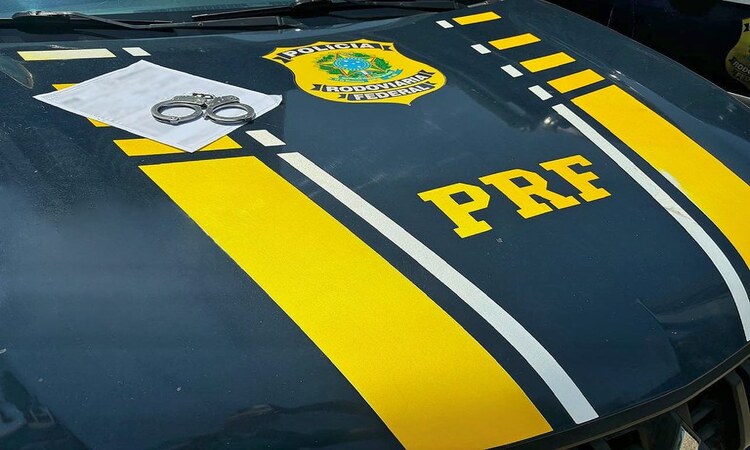 Ao verificar a documentação apresentada pelo motorista, foi constatado que havia um mandado de prisão em aberto com validade até dezembro de 2030/Foto: Divulgação/PRF Ao verificar a documentação apresentada pelo motorista, foi constatado que havia um mandado de prisão em aberto com validade até dezembro de 2030/Foto: Divulgação/PRF