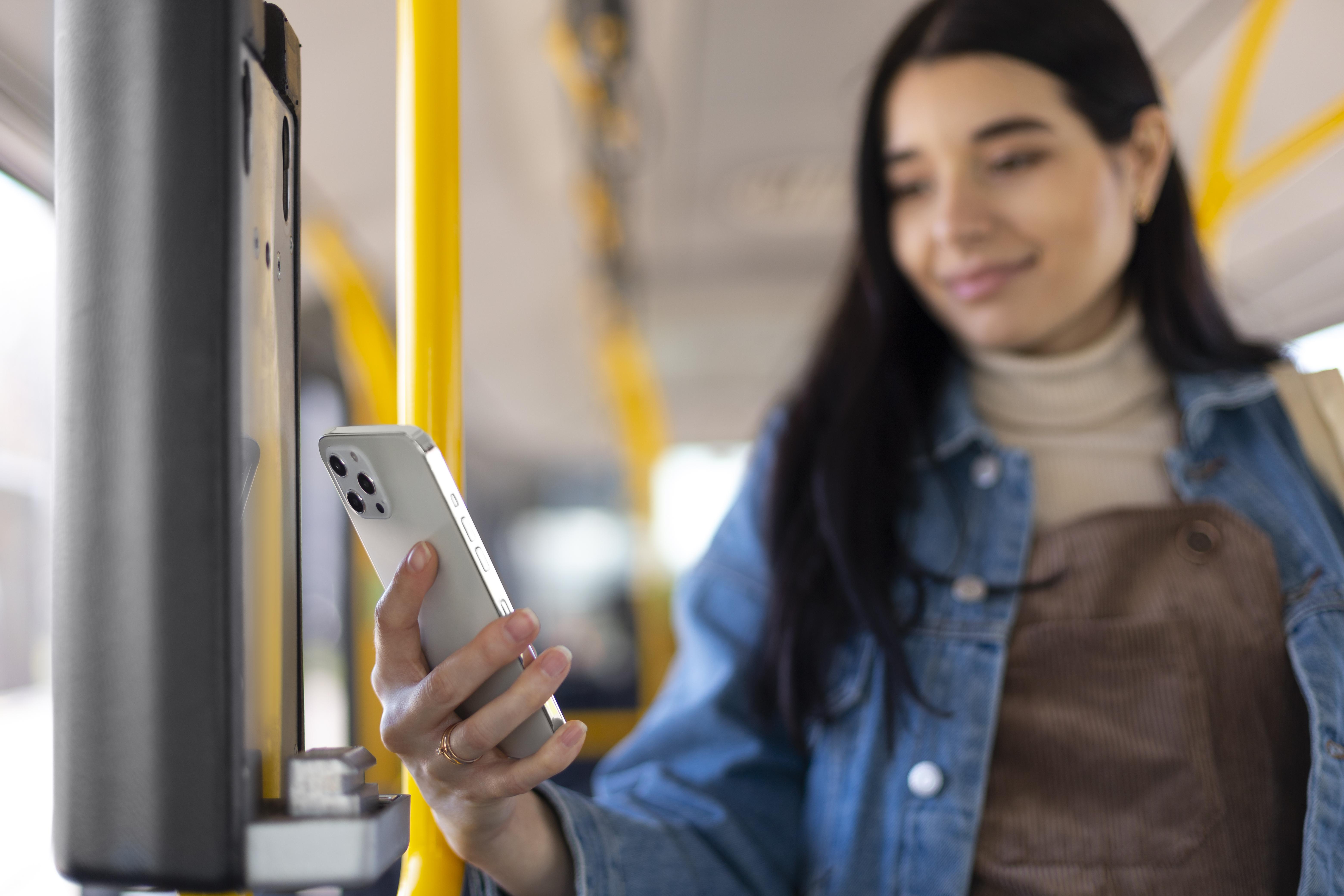 Os passageiros farão a leitura do QRCode com o celular e pagarão pelo aplicativo do banco/foto: Freepik Os passageiros farão a leitura do QRCode com o celular e pagarão pelo aplicativo do banco/foto: Freepik