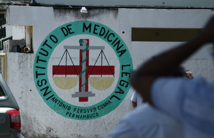 A vítima foi removida para o Instituto de Medicina Legal (IML) no bairro de Santo Amaro, no Recife/Foto: Arquivo/DP A vítima foi removida para o Instituto de Medicina Legal (IML) no bairro de Santo Amaro, no Recife/Foto: Arquivo/DP