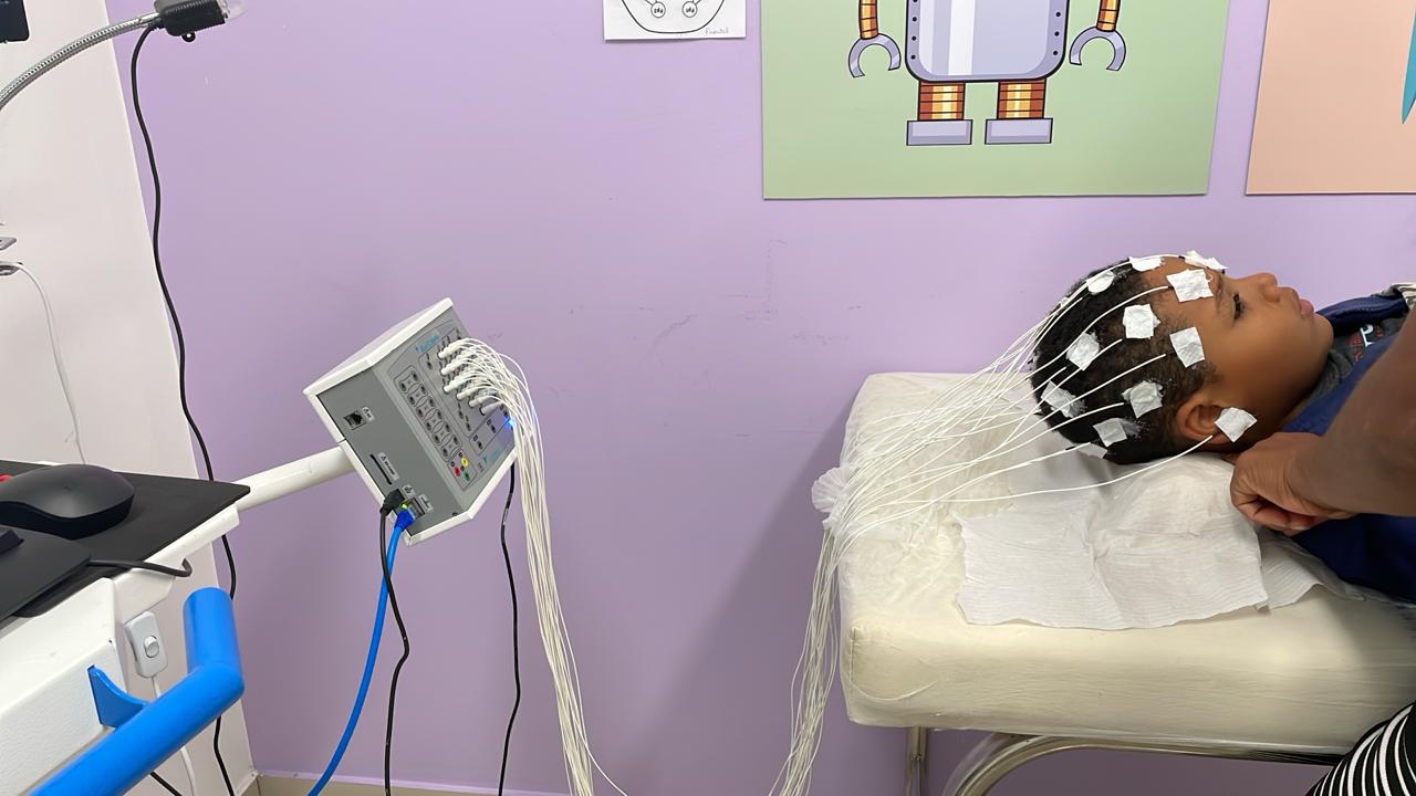 De acordo com o coordenador médico da UPA-E Ibura, Túlio Porto, o EEG é capaz de identificar alterações de transmissão neuronal cerebral que podem estar presentes em condições como o Transtorno de Déficit de Atenção com Hiperatividade (TDAH)/Foto: Divulgação De acordo com o coordenador médico da UPA-E Ibura, Túlio Porto, o EEG é capaz de identificar alterações de transmissão neuronal cerebral que podem estar presentes em condições como o Transtorno de Déficit de Atenção com Hiperatividade (TDAH)/Foto: Divulgação