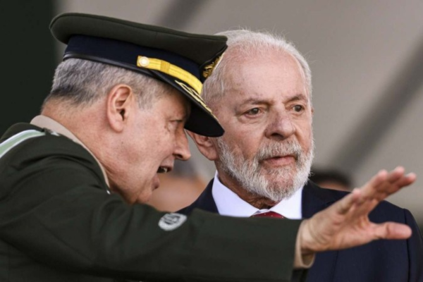 O comandante do Exército, general Tomás Paiva, e o presidente Lula na solenidade do Dia do Soldado: chefe do Executivo não discursou/Crédito: Marcelo Camargo/Agência Brasil O comandante do Exército, general Tomás Paiva, e o presidente Lula na solenidade do Dia do Soldado: chefe do Executivo não discursou/Crédito: Marcelo Camargo/Agência Brasil