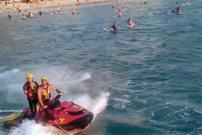 Alguns banhistas foram lançados ao mar por conta de uma rajada de vento e outros ficaram feridos após baterem nas pedras/foto: Reprodução/TV Globo Alguns banhistas foram lançados ao mar por conta de uma rajada de vento e outros ficaram feridos após baterem nas pedras/foto: Reprodução/TV Globo