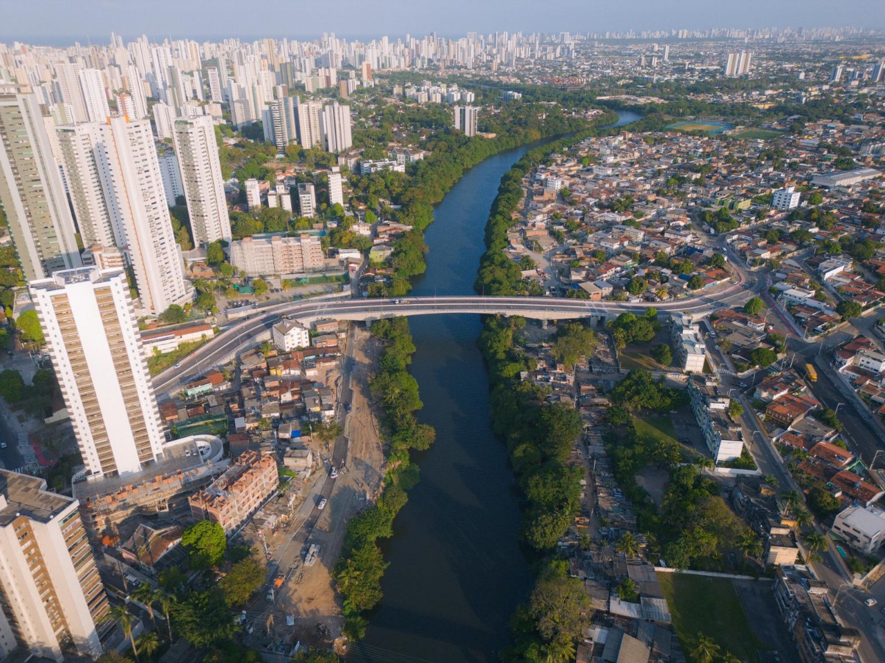 Ponte Engenheiro Jaime Gusmão cruza o Capibaribe