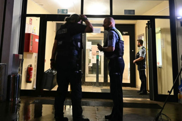 Polícia alemã em frente ao alojamento para refugiafos, em Soligen, próximo ao local onde ocorreu o ataque/Crédito: INA FASSBENDER / AFP Polícia alemã em frente ao alojamento para refugiafos, em Soligen, próximo ao local onde ocorreu o ataque/Crédito: INA FASSBENDER / AFP