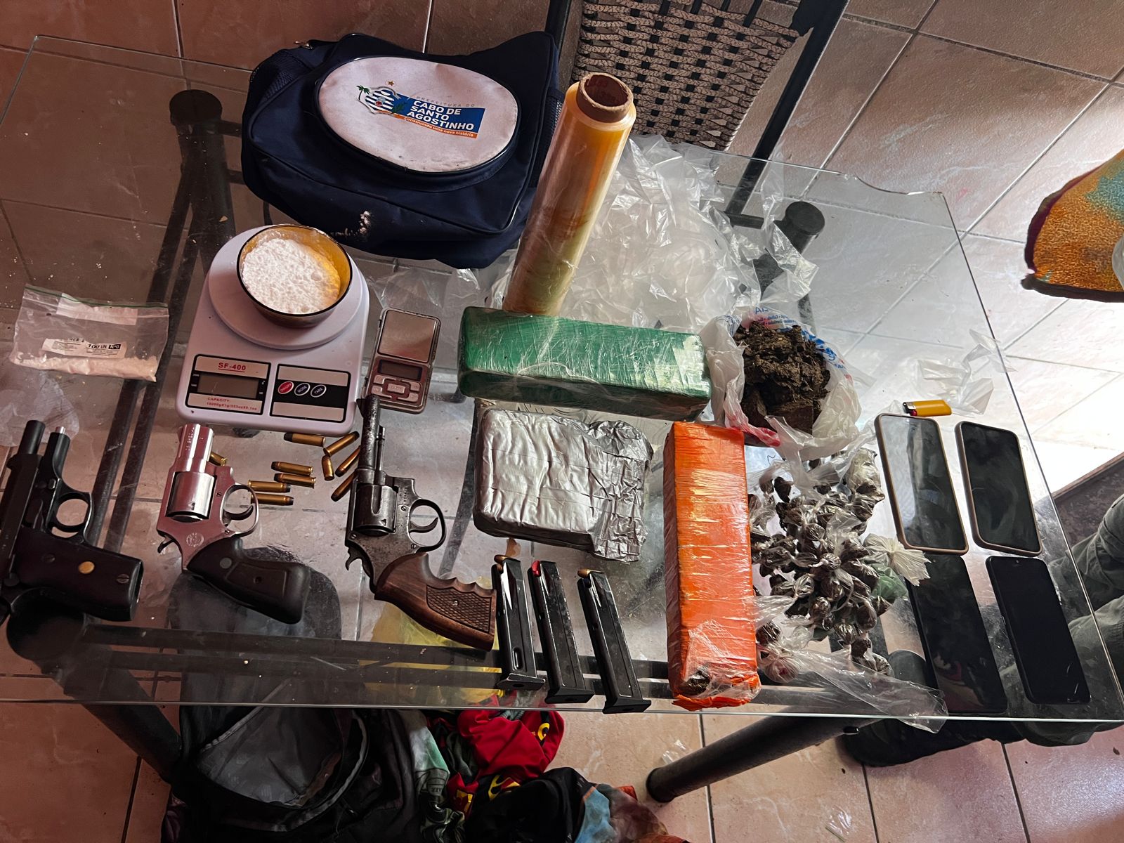 Munições,  armas e drogas foram apreendidas/Foto: PM