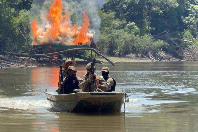 Operação contra o garimpo ilegal já destruiu 459 balsas e segue trabalhando nos próximos dias/foto: Divulgação / Funai