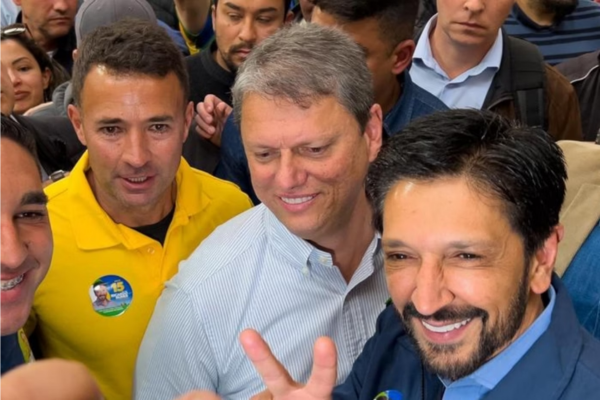 Mello Araújo, homem branco de camisa amarela, ao lado de Tarcísio e Nunes/Crédito: Divulgação/Campanha Ricardo Nunes Mello Araújo, homem branco de camisa amarela, ao lado de Tarcísio e Nunes/Crédito: Divulgação/Campanha Ricardo Nunes