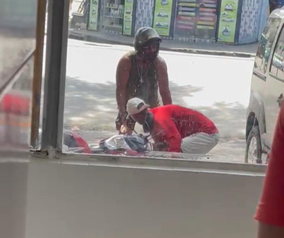 Quando o criminoso vai puxar a arma, dois policiais que estavam à paisana agiram e o imobilizaram/Foto: Reprodução/Whatsapp Quando o criminoso vai puxar a arma, dois policiais que estavam à paisana agiram e o imobilizaram/Foto: Reprodução/Whatsapp