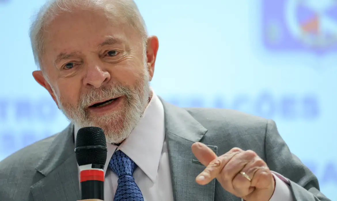 Lula critica privatizações de empresas públicas em visita à Telebras/foto: EBC Lula critica privatizações de empresas públicas em visita à Telebras/foto: EBC