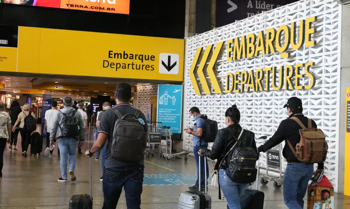 De acordo com a Anatel, a fonte do sinal interferente era proveniente do centro da cidade de Guarulhos
Problema causou atrasos nas aéreas Gol, Latam e Azul/foto: Rovena Rosa/Agência Brasil De acordo com a Anatel, a fonte do sinal interferente era proveniente do centro da cidade de Guarulhos
Problema causou atrasos nas aéreas Gol, Latam e Azul/foto: Rovena Rosa/Agência Brasil