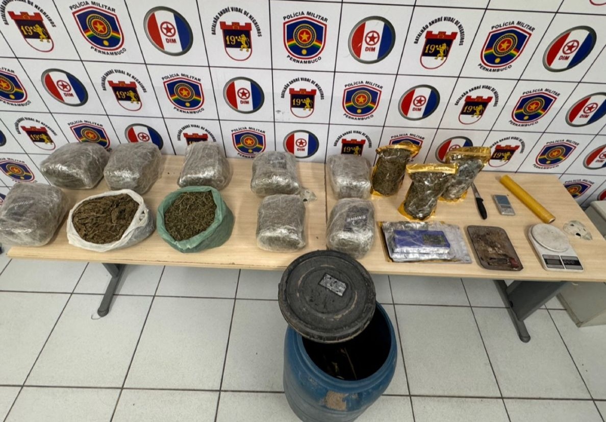 Os policiais deram continuidade às buscas na área e localizaram um barril enterrado com mais outras porções da mesma droga, totalizando aproximadamente 12kg do entorpecente/Foto: Reprodução/PMPE Os policiais deram continuidade às buscas na área e localizaram um barril enterrado com mais outras porções da mesma droga, totalizando aproximadamente 12kg do entorpecente/Foto: Reprodução/PMPE