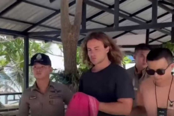 Daniel Sancho, filho do ator Rodolfo Sancho, é escoltado pela polícia, em foto de arquivo