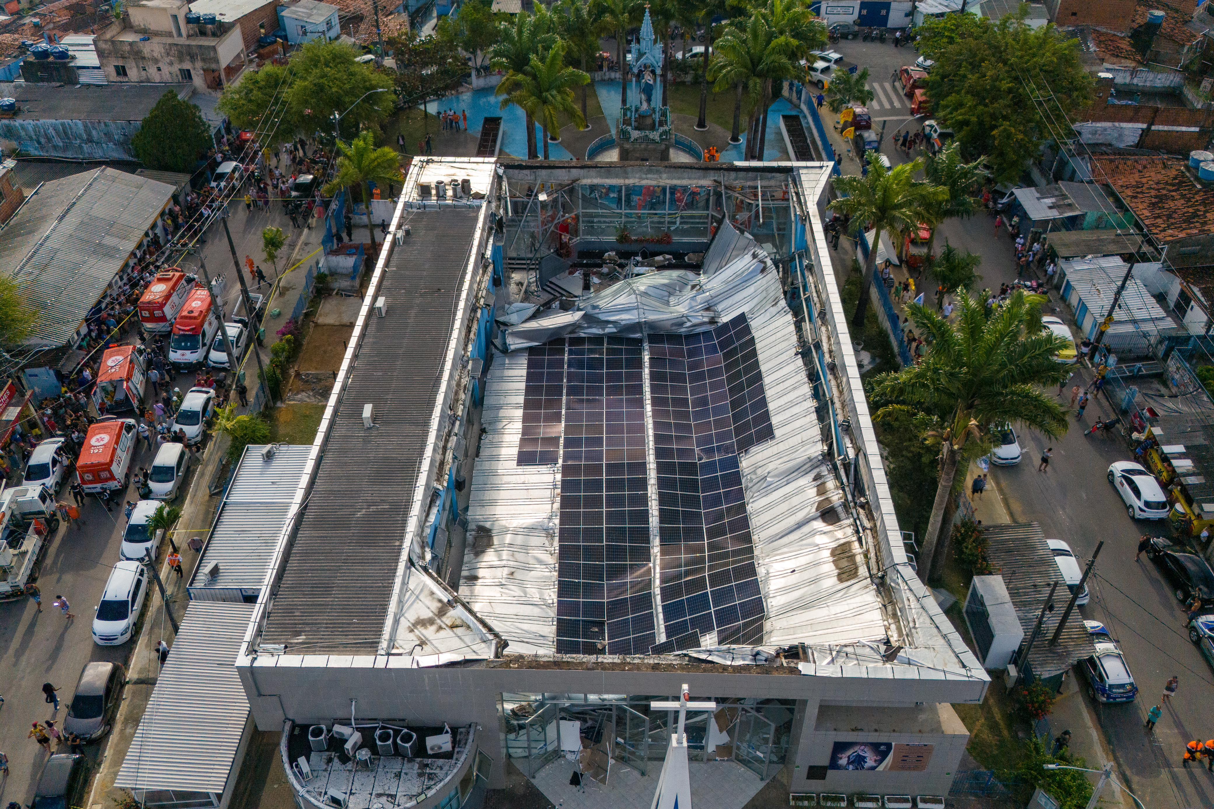 Principal suspeita é de que o teto tenha desabado por causa da instalação de placas solares