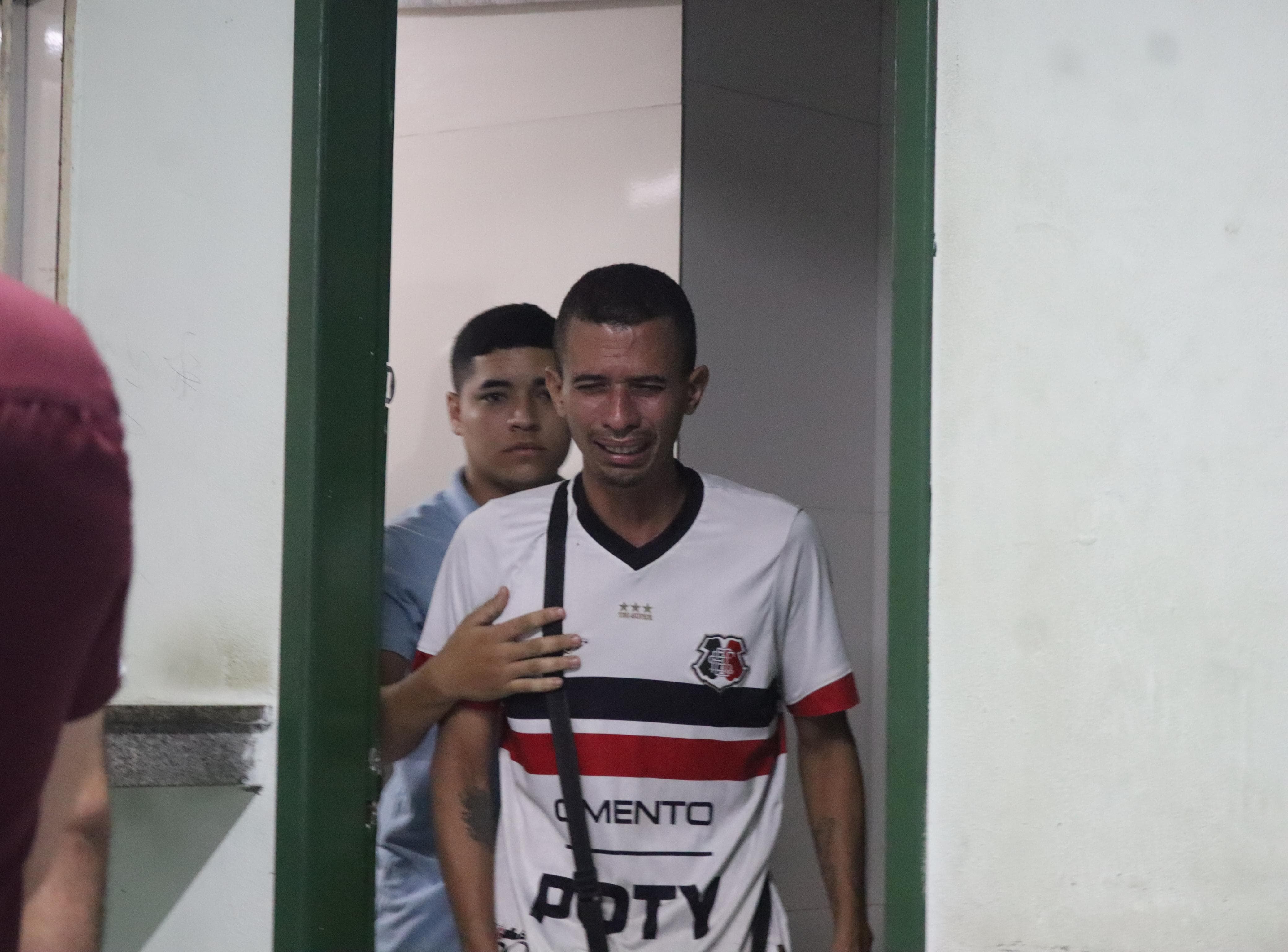 Marcos da Conceição, de 33, foi até o IML para reconhecer o corpo da mãe, a aposentada Maria da Conceição, de 68 anos, que também foi vítima fatal da tragédia
