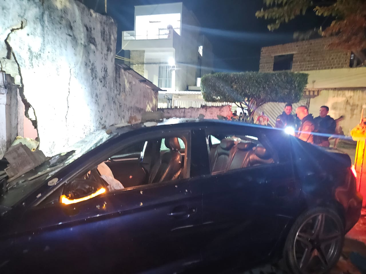 Carro foi atingido por tiros e motorista morreu/Foto: Redes Sociais