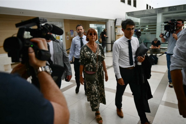Gisele P. (C), acompanhada por seu advogado Stephane Babonneau, chega ao tribunal durante o julgamento de seu marido, acusado de drogá-la por quase dez anos e convidar estranhos para estuprá-la em sua casa/Crédito: CHRISTOPHE SIMON / AFP Gisele P. (C), acompanhada por seu advogado Stephane Babonneau, chega ao tribunal durante o julgamento de seu marido, acusado de drogá-la por quase dez anos e convidar estranhos para estuprá-la em sua casa/Crédito: CHRISTOPHE SIMON / AFP