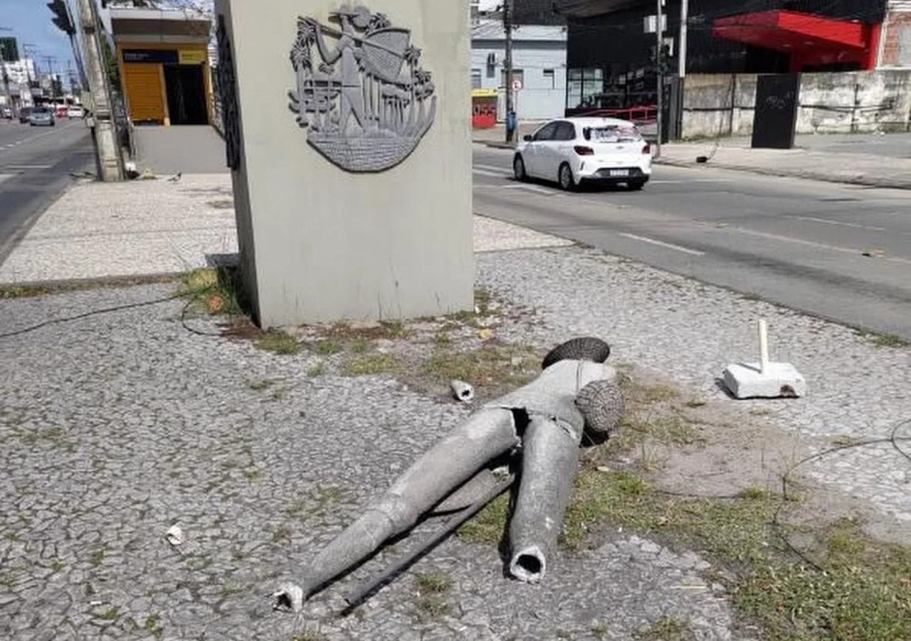 A obra danificada era um escultura de 3,10m de altura feita com o intuito de homenagear os artistas da região, que sediou nos anos 1980 o movimento ''Iputinga Bairro dos Artistas'', criado por Val Bonfim/Foto: Reprodução/Instagram A obra danificada era um escultura de 3,10m de altura feita com o intuito de homenagear os artistas da região, que sediou nos anos 1980 o movimento ''Iputinga Bairro dos Artistas'', criado por Val Bonfim/Foto: Reprodução/Instagram