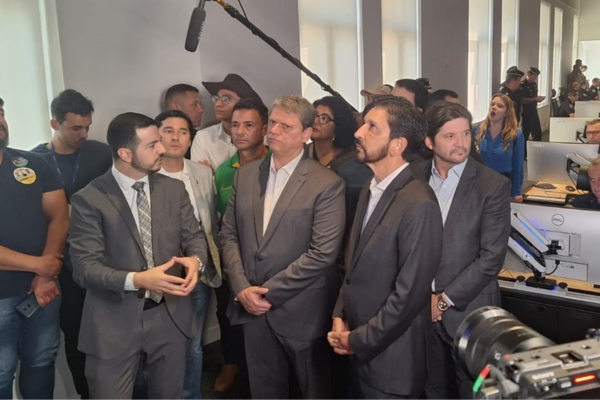 Grupo de homens de terno em uma sala de monitoramento/Crédito: Bruno Ribeiro/Metrópoles Grupo de homens de terno em uma sala de monitoramento/Crédito: Bruno Ribeiro/Metrópoles