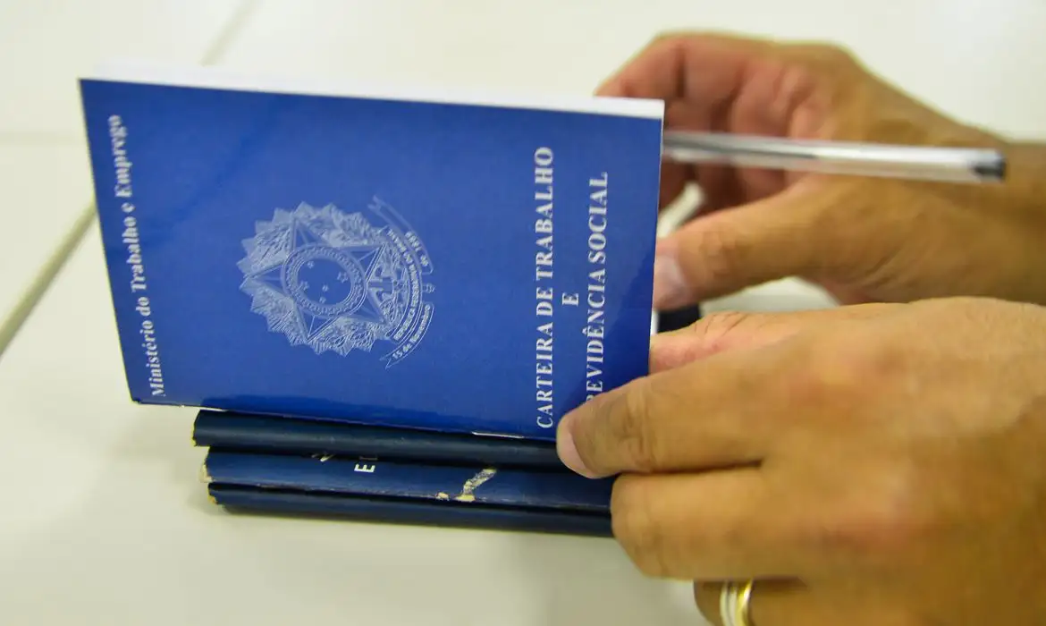 Mesmo com grande número de desocupados, Recife teve 13.700 empregos com carteira assinada criados neste ano/Marcello Casal Jr/Agência Brasil Mesmo com grande número de desocupados, Recife teve 13.700 empregos com carteira assinada criados neste ano/Marcello Casal Jr/Agência Brasil