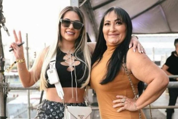 Deolane Bezerra e a mãe, Solange, posam juntas e sorridentes/Crédito: Reprodução