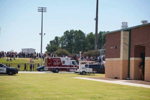 Alunos aguardam os pais, diante de policiais e ambulâncias, na Apalachee High School: manhã de pavor no retorno às aulas/Crédito: Megan Varner/Getty Images/AFP Alunos aguardam os pais, diante de policiais e ambulâncias, na Apalachee High School: manhã de pavor no retorno às aulas/Crédito: Megan Varner/Getty Images/AFP