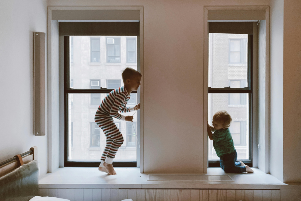 Dois irmãos brincando no quarto/Crédito: Pexels Dois irmãos brincando no quarto/Crédito: Pexels